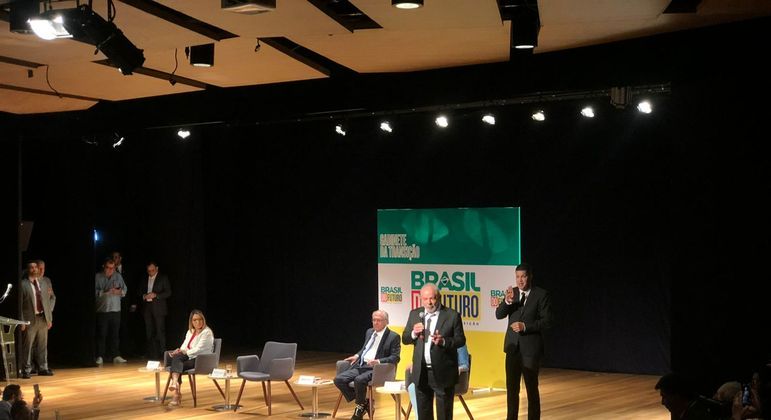 Presidente eleito Luiz Inácio Lula da Silva discursa para parlamentares em Brasília