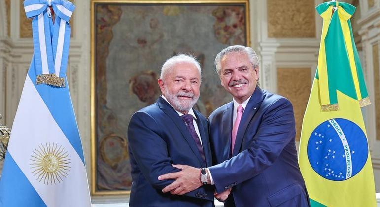 Os presidentes Luiz Inácio Lula da Silva (Brasil) e Alberto Fernández (Argentina) em encontro em Buenos Aires