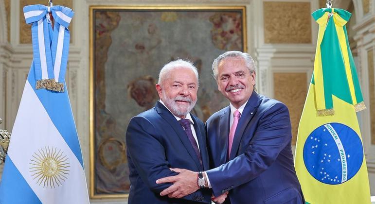 Presidentes Lula (Brasil) e Alberto Fernández (Argentina) durante encontro