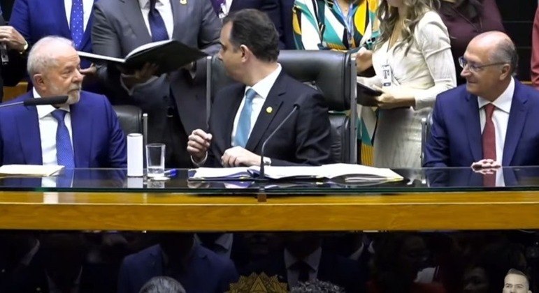 Lula e Alckmin são empossados  no Congresso Nacional