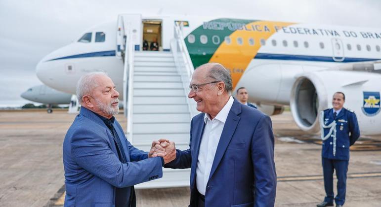 Luiz Inácio Lula da Silva antes do embarque rumo à China; Geraldo Alckmin assume a Presidência