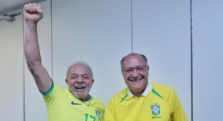 Lula e Alckmin vendo o jogo do Brasil da Copa do Mundo no CCBB
