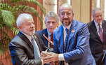 De
acordo com o Ministério das Relações Exteriores, Lula se reuniu com Ursula von
der Leyen e Charles Michel (imagem), presidentes da Comissão Europeia e do Conselho Europeu,
respectivamente. O presidente brasileiro se encontrou ainda com o homólogo
francês, Emmanuel Macron. O principal assunto discutido entre as autoridades
foi o acordo entre os blocos econômicos