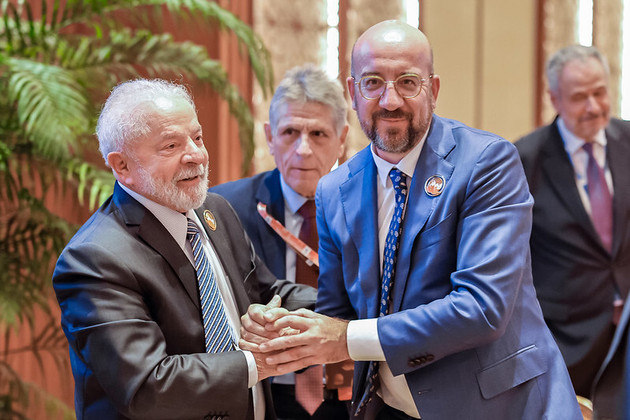 De
acordo com o Ministério das Relações Exteriores, Lula se reuniu com Ursula von
der Leyen e Charles Michel (imagem), presidentes da Comissão Europeia e do Conselho Europeu,
respectivamente. O presidente brasileiro se encontrou ainda com o homólogo
francês, Emmanuel Macron. O principal assunto discutido entre as autoridades
foi o acordo entre os blocos econômicos