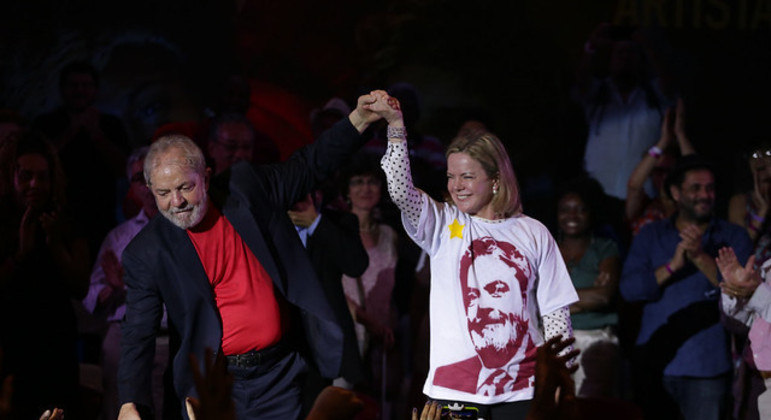 O presidente eleito Luiz Inácio Lula da Silva e a deputada federal Gleisi Hoffmann