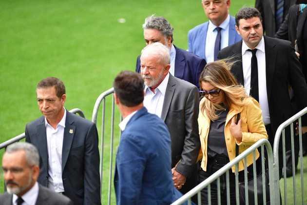 O presidente eleito, Lula, e a primeira-dama, Janja, chegam ao velório na Vila Belmiro. O ministro de Portos e Aeroportos, Márcio França, também prestou homenagens