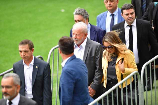 O presidente eleito, Lula, e a primeira-dama, Janja chegam ao velório na Vila Belmiro. O ministro de Portos e Aeroportos, Márcio França, também prestou homenagens