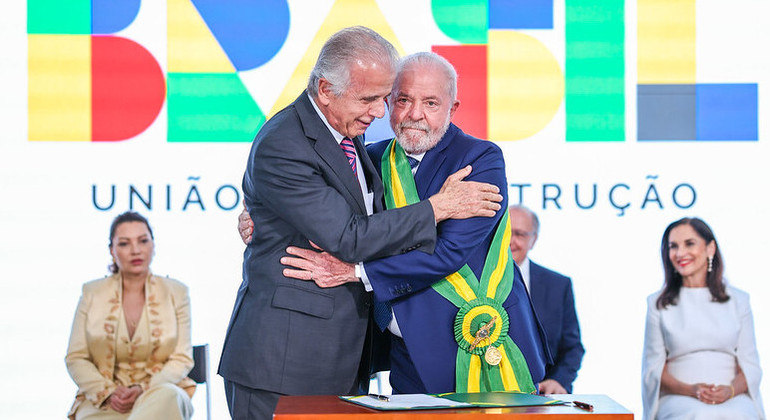 O presidente Lula e o ministro José Múcio durante cerimônia de posse do cargo