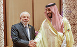 Às margens da Cúpula do G20, Lula se encontrou com Mohammed bin Salman, príncipe herdeiro e primeiro-ministro da Arábia Saudita. Foi a primeira vez que as duas autoridades se reuniram, e a conversa ocorreu após uma desmarcação por parte do saudita. Mohammad bin Salman foi quem mandou presentear o ex-presidente Jair Bolsonaro (PL) e a ex-primeira-dama Michelle Bolsonaro com joias milionárias, que não foram declaradas à Receita Federal