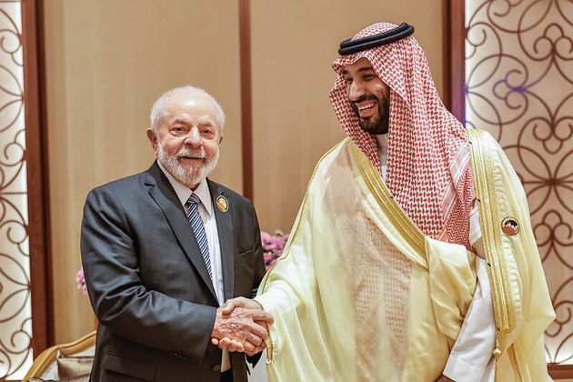 Às margens da Cúpula do G20, Lula se encontrou com Mohammed bin Salman, príncipe herdeiro e primeiro-ministro da Arábia Saudita. Foi a primeira vez que as duas autoridades se reuniram, e a conversa ocorreu após uma desmarcação por parte do saudita. Mohammad bin Salman foi quem mandou presentear o ex-presidente Jair Bolsonaro (PL) e a ex-primeira-dama Michelle Bolsonaro com joias milionárias, que não foram declaradas à Receita Federal