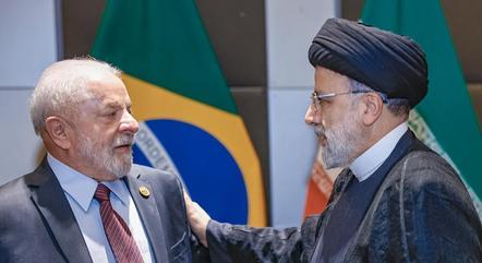 Lula ao lado do presidente do Irã, Ebrahim Raisi