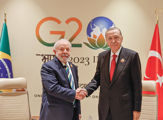 Além
das reuniões com os europeus, Lula se encontrou com Recep Tayyip Erdogan
(presidente da Turquia)