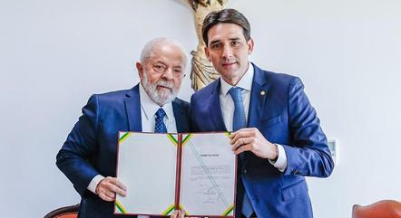 Lula assina a nomeação de Silvio Costa Filho