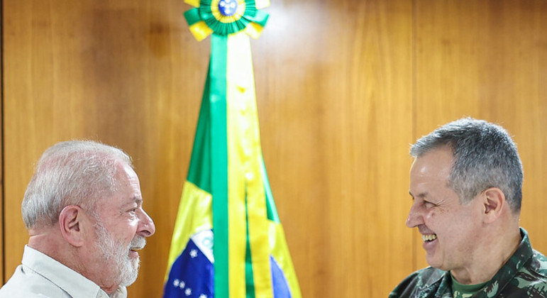Lula e Tomás Paiva: acelerando a 'despolitização das tropas'