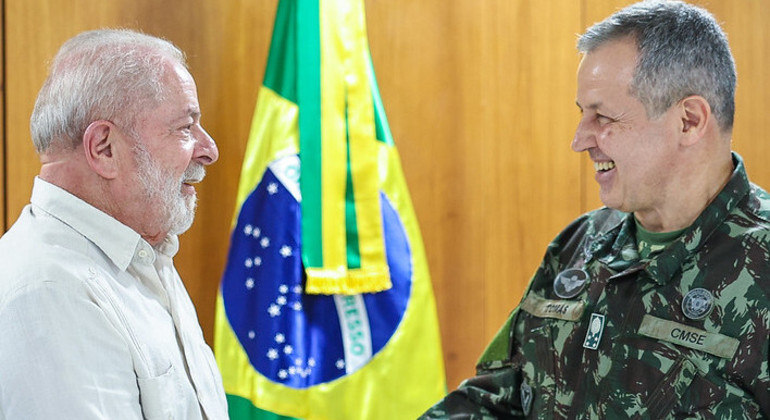 Presidente Lula com o general Tomás Miguel Ribeiro Paiva, novo comandante do Exército