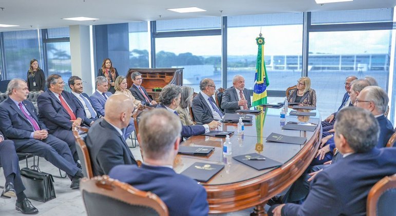 Lula em encontro com ministros do STF, em Brasília, nesta quarta-feira (9)