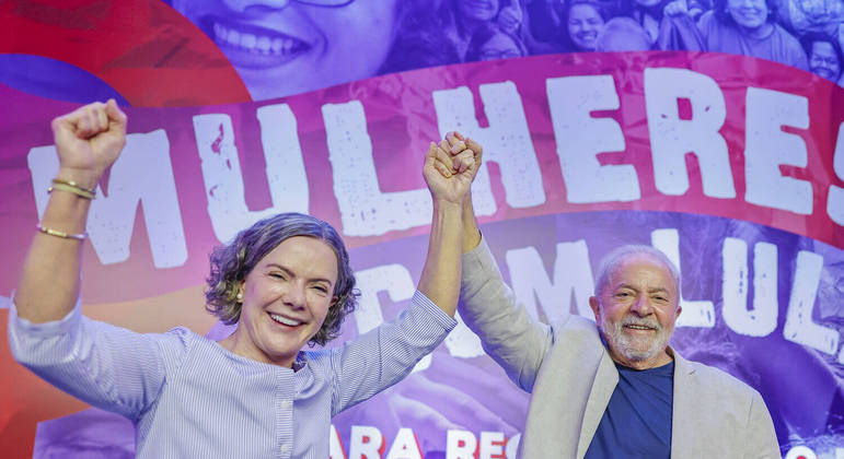 Lula em evento ao Dia Internacional das Mulheres, em São Paulo, com a deputada Gleisi Hoffmann