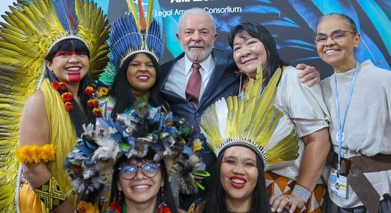 Lula com deputada eleita Marina Silva e lideranças indígenas