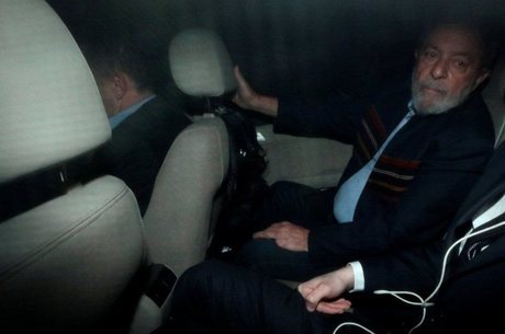 O presidente Lula com sua equipe