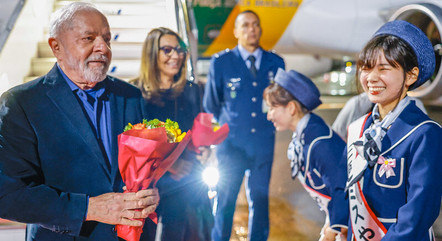 Lula e Janja durante chegada a Hiroshima, no Japão