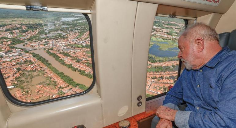 O presidente Luiz Inácio Lula da Silva (PT) sobrevoa cidades atingidas pelas chuvas no MA