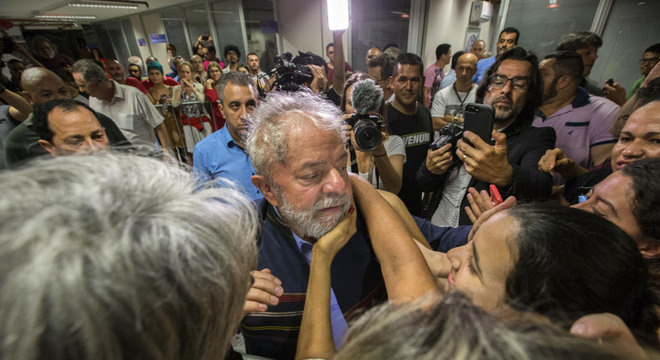 Apoiadores cumprimentam Lula em São Bernardo na manhã desta sexta (6)