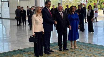 Lula e Maduro posam com as primeiras-damas
