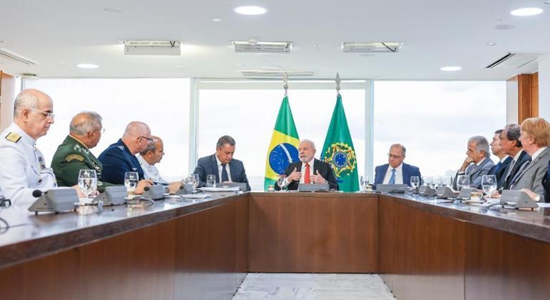 O presidente Luiz Inácio Lula da Silva em reunião com os militares