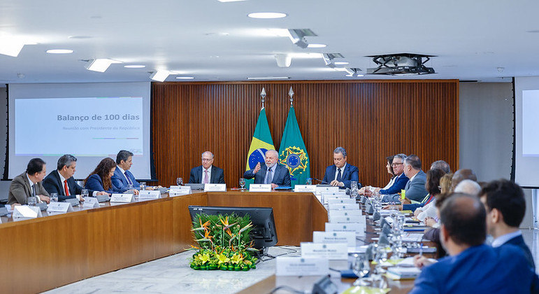 Presidente Lula, ladeado por Geraldo Alckmin e Rui Costa, durante reunião ministerial