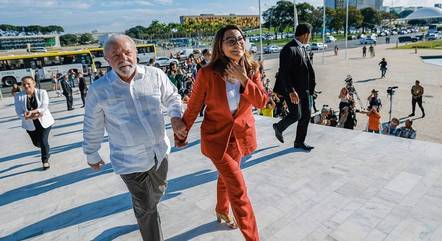 Lula sobe a rampa do Planalto com segurança ao lado
