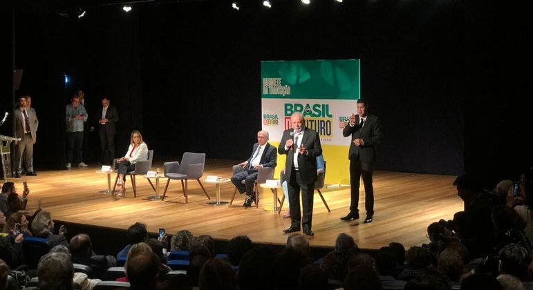 Lula visita local da sede de transição de governo 