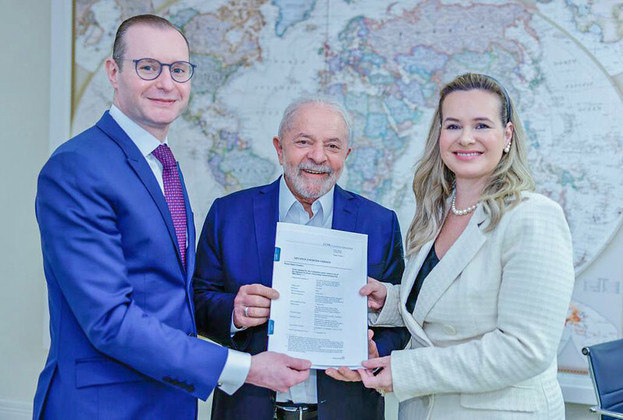 O presidente Luiz Inácio Lula da Silva (PT) confirmou nesta quinta-feira (1º) que vai indicar Cristiano Zanin Martins para o Supremo Tribunal Federal (STF). O advogado deve ocupar a cadeira deixada por Ricardo Lewandowski, que se aposentou em abril deste ano. O petista disse que ele vai ser 