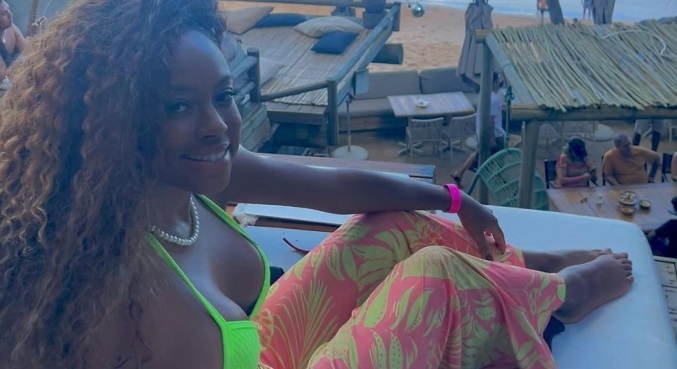Na Bahia, Lumena posou sorridente em local paradisíaco

