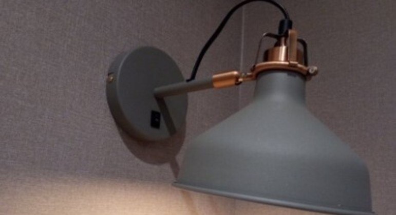 Uma luminária no lote 15 tem preço inicial de R$ 30