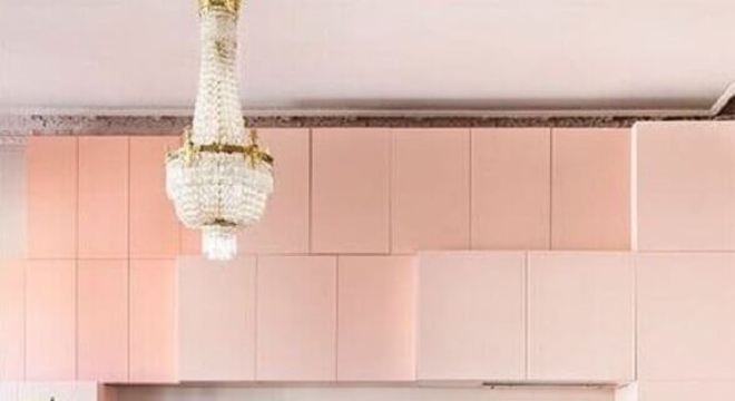 lustre de cristal para cozinha rosa planejada