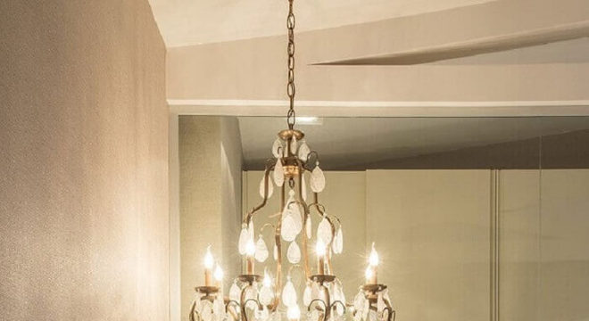 Lustre elegante fixado sobre o criado mudo
