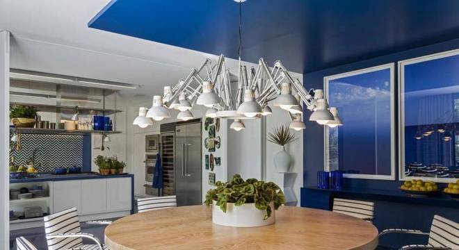 lustres modernos - cozinha azul com mesa redonda e lustre 