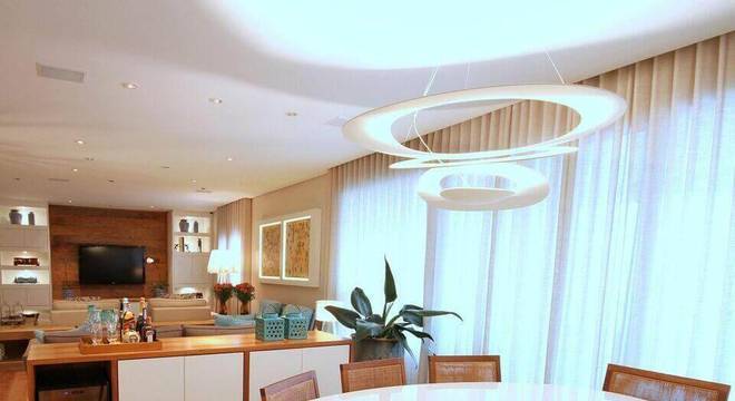 lustres modernos - mesa com tampo branco e cadeiras de madeira comum 