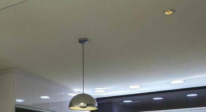 lustres modernos - mesa de madeira com cadeira de madeira 