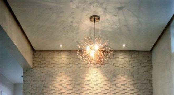 lustres modernos - mesa de vidro redonda com cadeira branca e lustre 