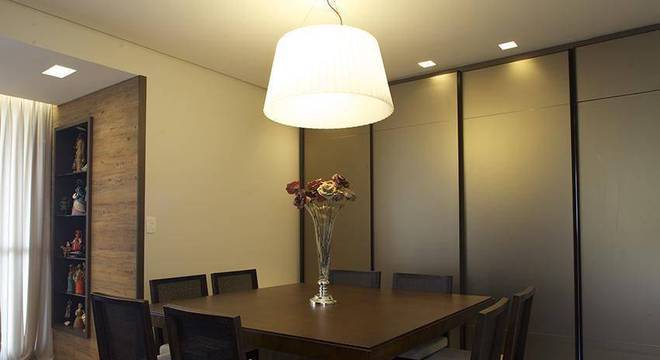 lustres modernos - mesa quadrada em madeira