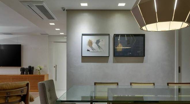 lustres modernos - parede cinza e quadros abstrato 