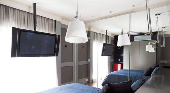 lustres modernos - quarto de casal com espelho amplo e lustre 