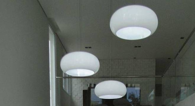 lustres modernos - sala de estar com lustre 