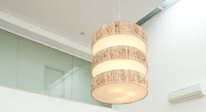 lustres modernos - sala de estar com lustre e mesa de centro de madeira 