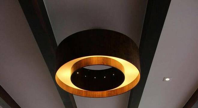 lustres modernos - sala de estar com lustre grande 