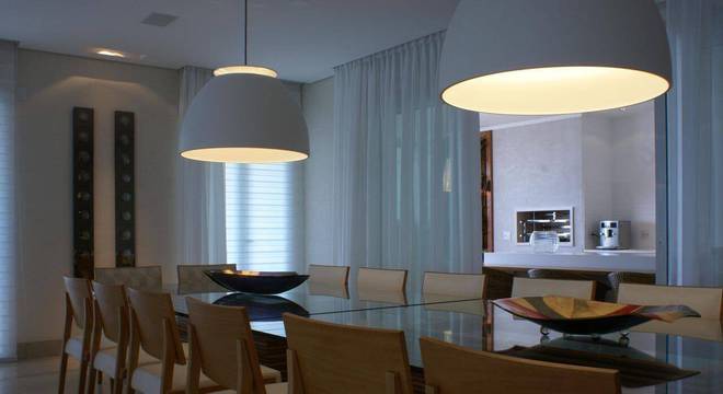 lustres modernos - sala de estar com pendentes cinzas 