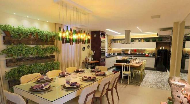 lustres modernos - sala de jantar com jardim vertical 