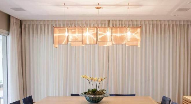 lustres modernos - sala de jantar com lustre e mesa de madeira grande 