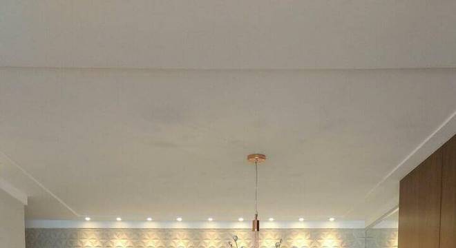 lustres modernos - sala de jantar com lustre e revestimento 3d 